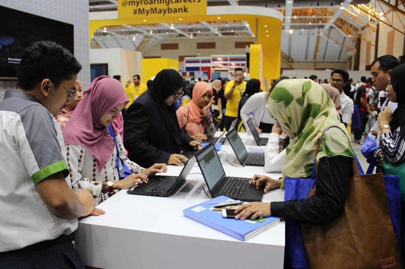 Fresh graduates registering their application through Khazanah Nasional online registration