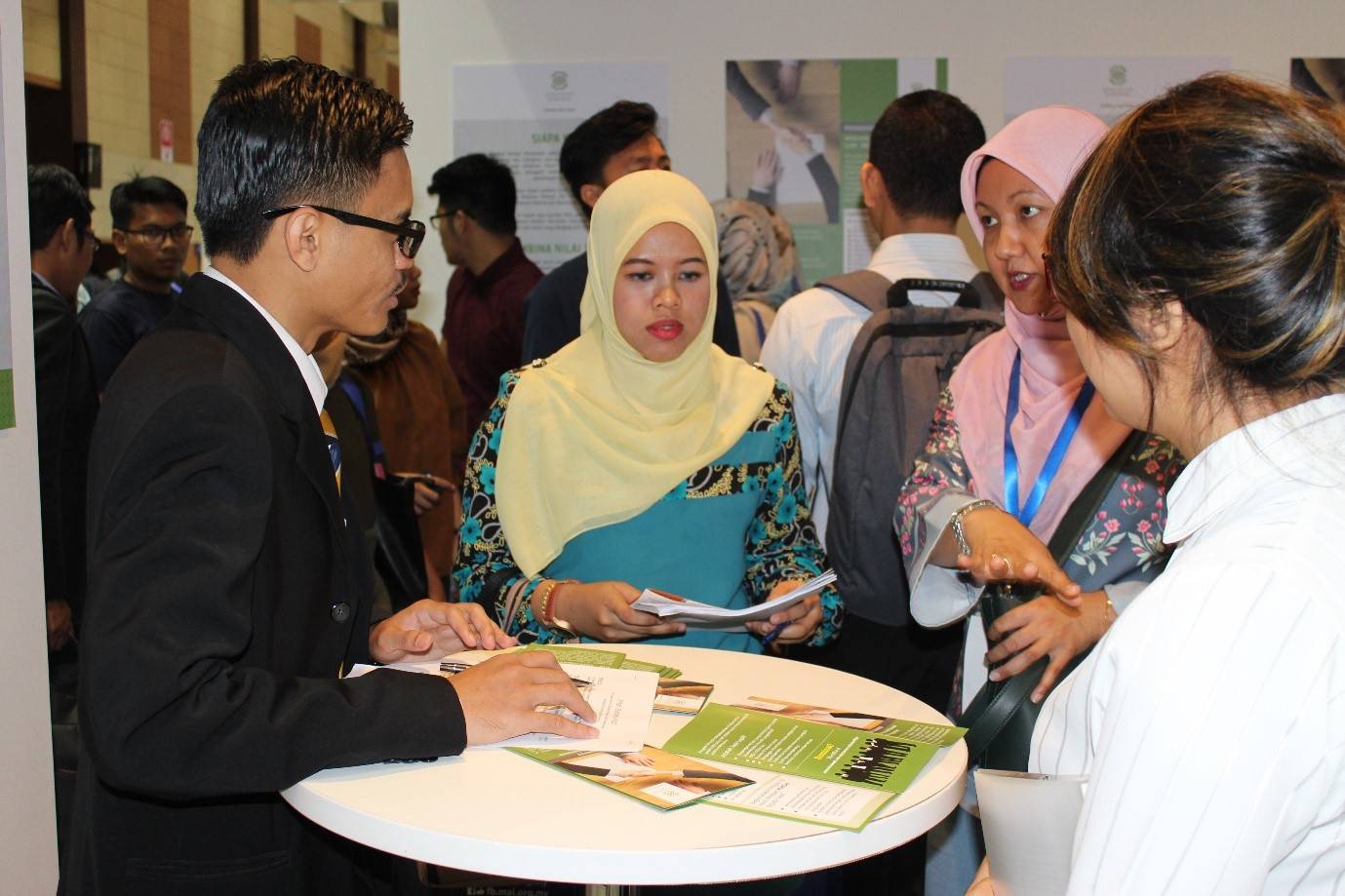 Fresh graduates asking questions and expressing their interest to join the SL1M Green Programme